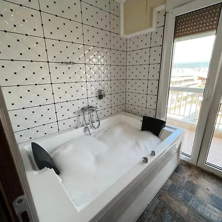 Jacuzzi Apartment *